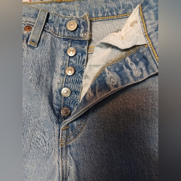 A Levi Strauss 501 Classic Button Fly Light Wash Blue Jeans - Picture 15 of 15